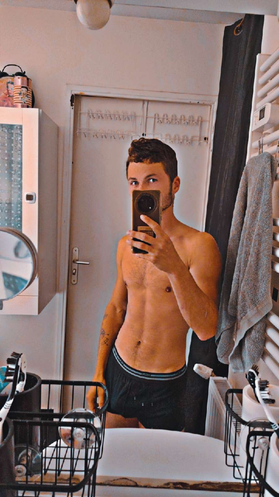 Profil de Hussein, 22 ans, Gay Suisse à Personico