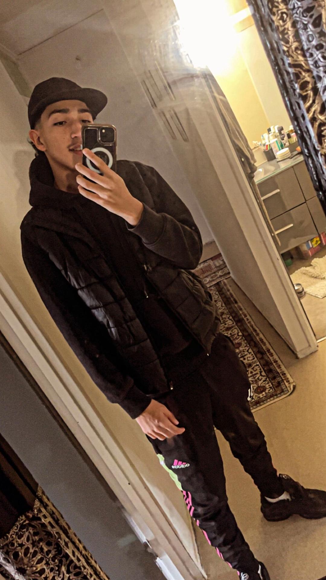 Profil de Sophyan, 21 ans, Gay Suisse à Vulpera