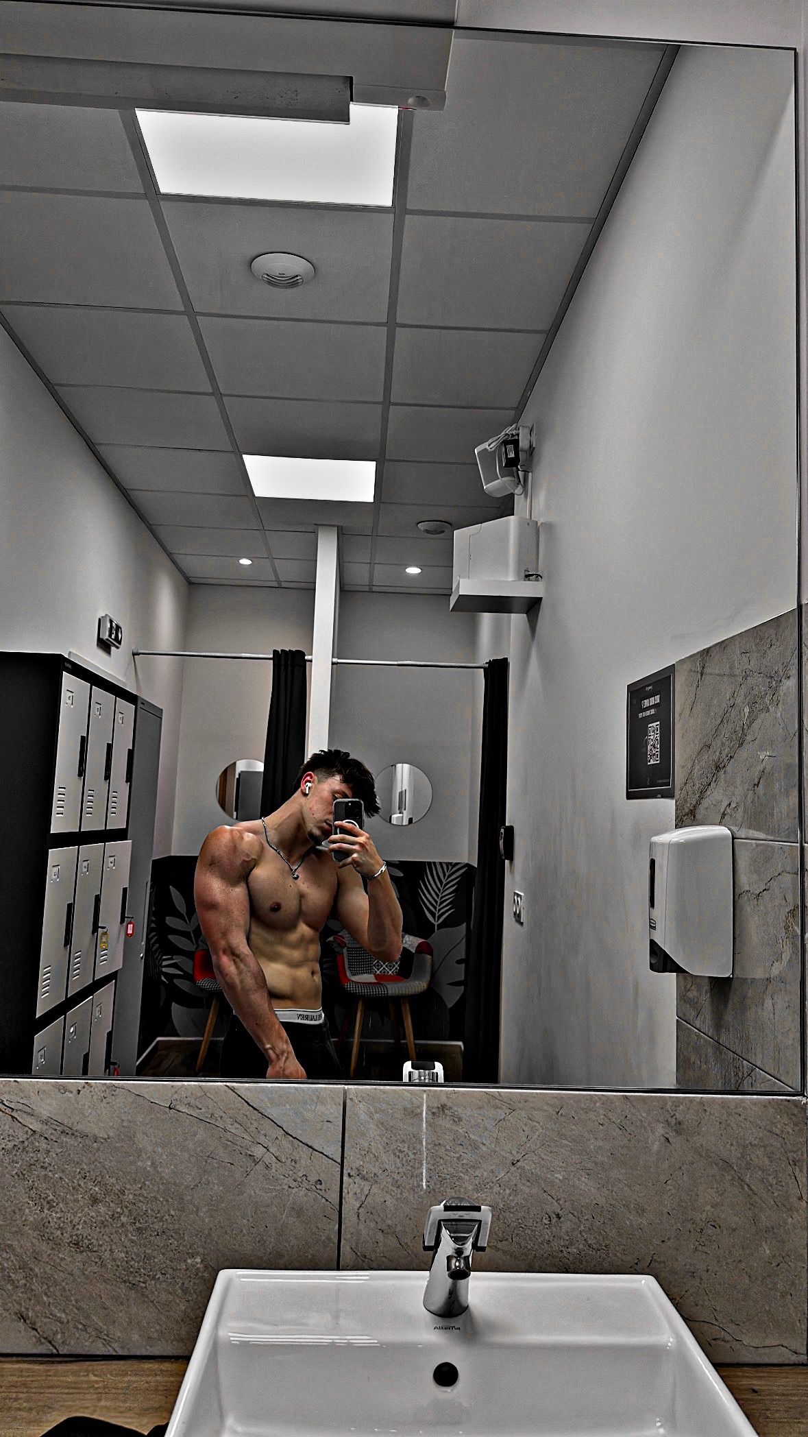 Profil de Adil, 19 ans, Gay Suisse à Sommentier
