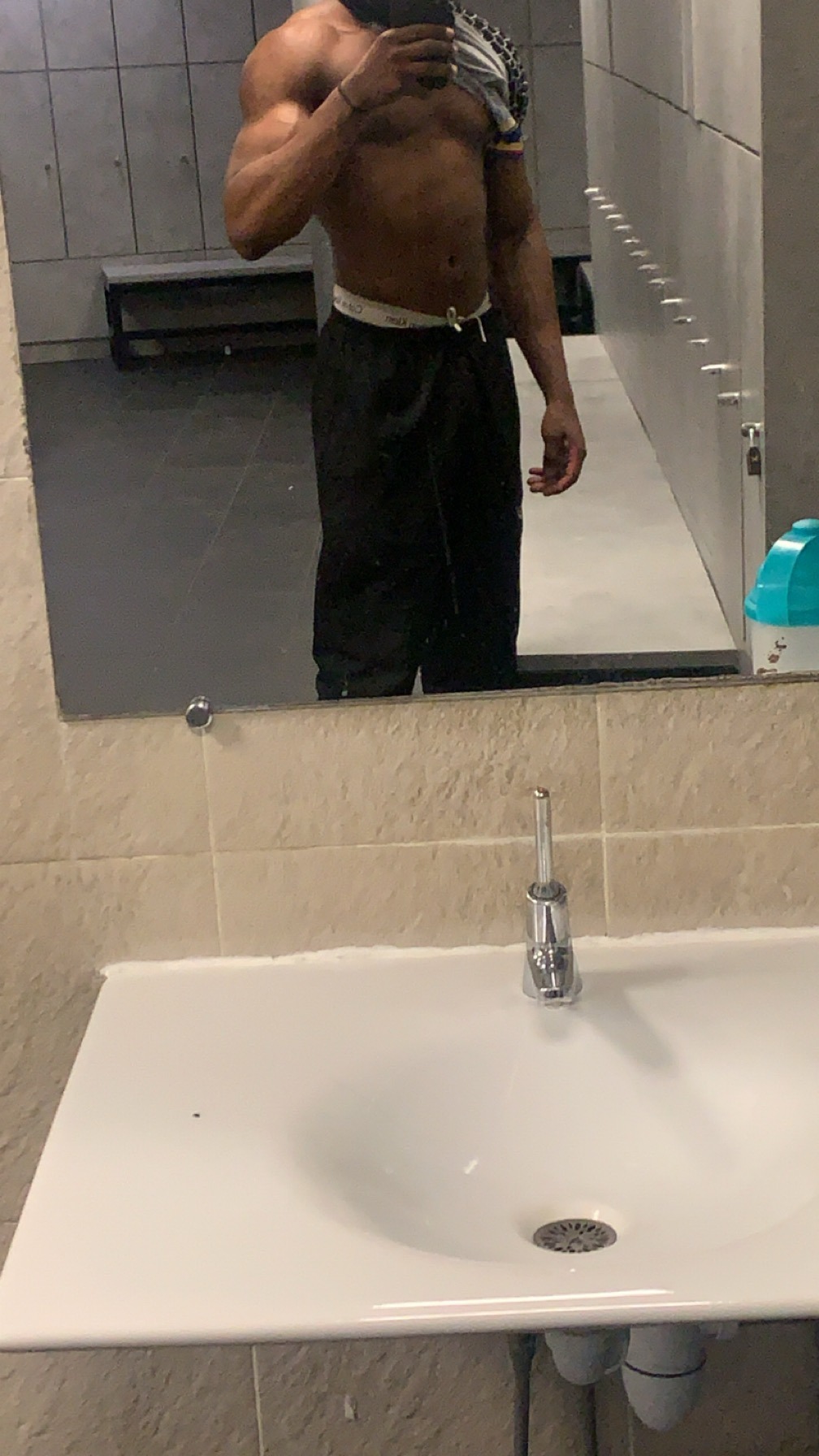 Profil de Bonnet, 21 ans, Gay Suisse à Montricher
