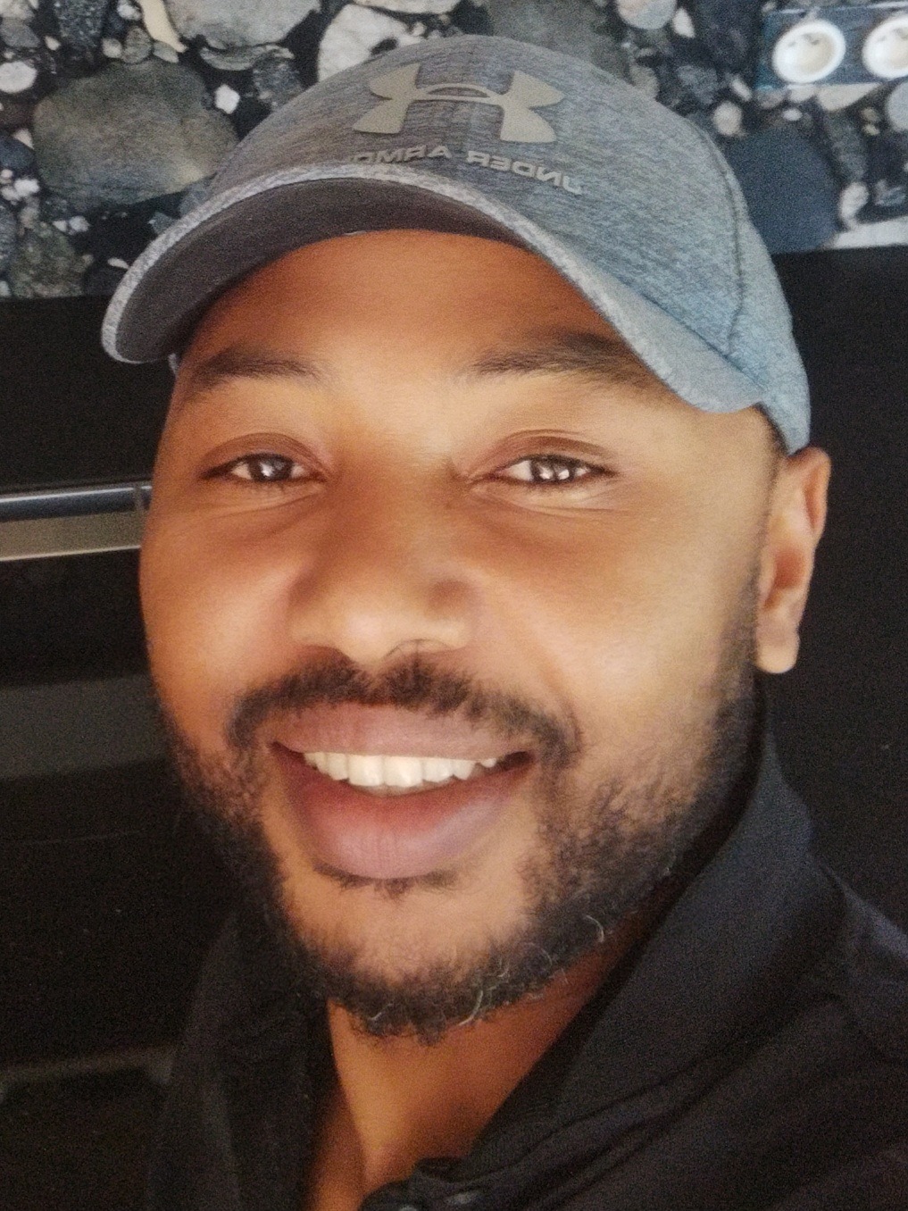 Profil de Yones, 40 ans, Gay Suisse à Sent