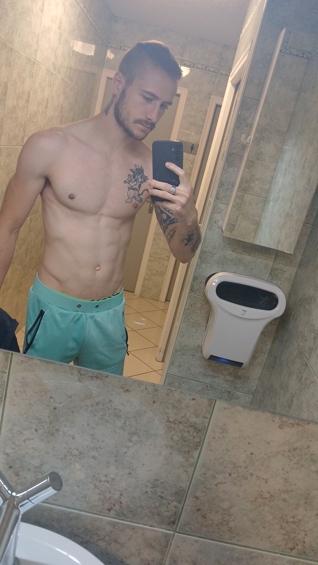 Profil de Mendhy, 26 ans, Gay Suisse à Bâle